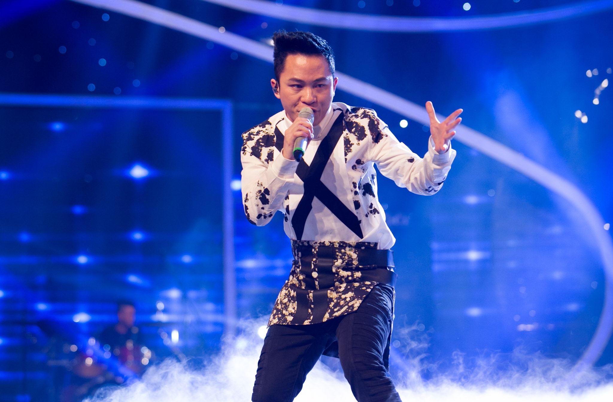 Clip Ngoài vai trò “cầm cân nảy mực”, Tùng Dương còn góp vui tiết mục Con tằm (Sa Huỳnh) - một trong ba bài hát mà anh sẽ biểu diễn ở Festival Jazz châu Á 2015 diễn ra tại Thái Lan vào ngày 10/7 tới.