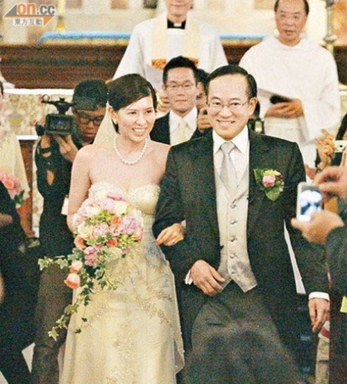 La Huệ Quyên rạng rỡ trong ngày cưới. Chỉ hai năm sau đó, cô phát hiện mắc bệnh ung thư và qua đời ở tuổi 42.