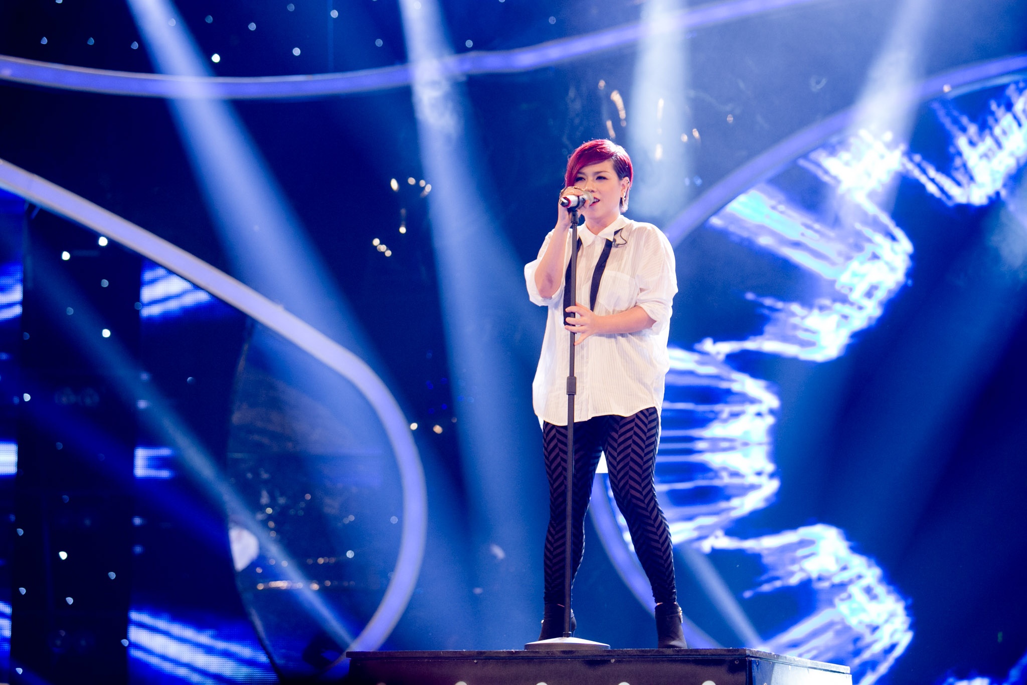 Tối 5/7, top 5 của Thần tượng âm nhạc Việt Nam mùa 6 cùng bước vào tranh tài tại đêm chung kết 5 với chủ đề Phá cách. Vân Quỳnh là thí sinh kế tiếp bị loại sau Gala này. Trước đó, cô gái từng đoạt giải đặc biệt ở cuộc thi Tiếng hát châu Á năm 2000 có tiết mục thiếu thuyết phục khi biểu diễn ca khúc Sợ (Minh Thụy).