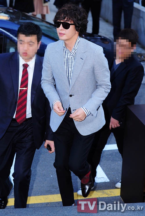 Vị trí thứ hai là Bae Yong Joon. Do vài năm trở lại anh khá kín tiếng và thường đeo kính râm khi ra đường nên ngoại hình của anh hiện tại là một 