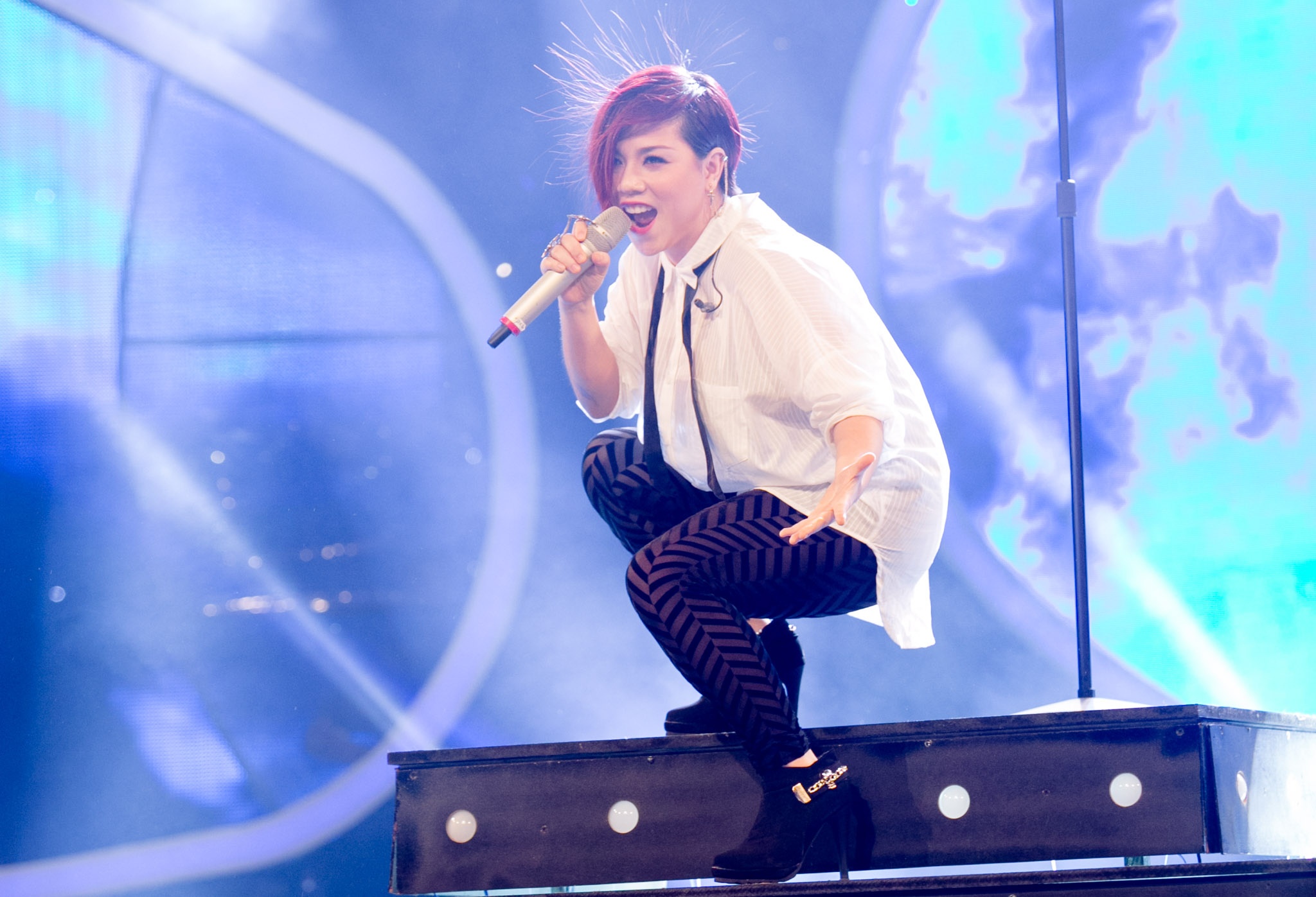 Nếu Thanh Bùi cho rằng, mình bị lấn cấn trong cảm xúc thì với Thu Minh, chị nhận định bài thi của Vân Quỳnh chưa đủ chất rock. Nữ ca sĩ Đường cong thẳng thắn: “Rock không thể hiện qua những cái quơ tay mà là từ trong tim, trong người. Việc em phá giọng hát đi đã làm mất cái hay, điểm sáng vốn có”.