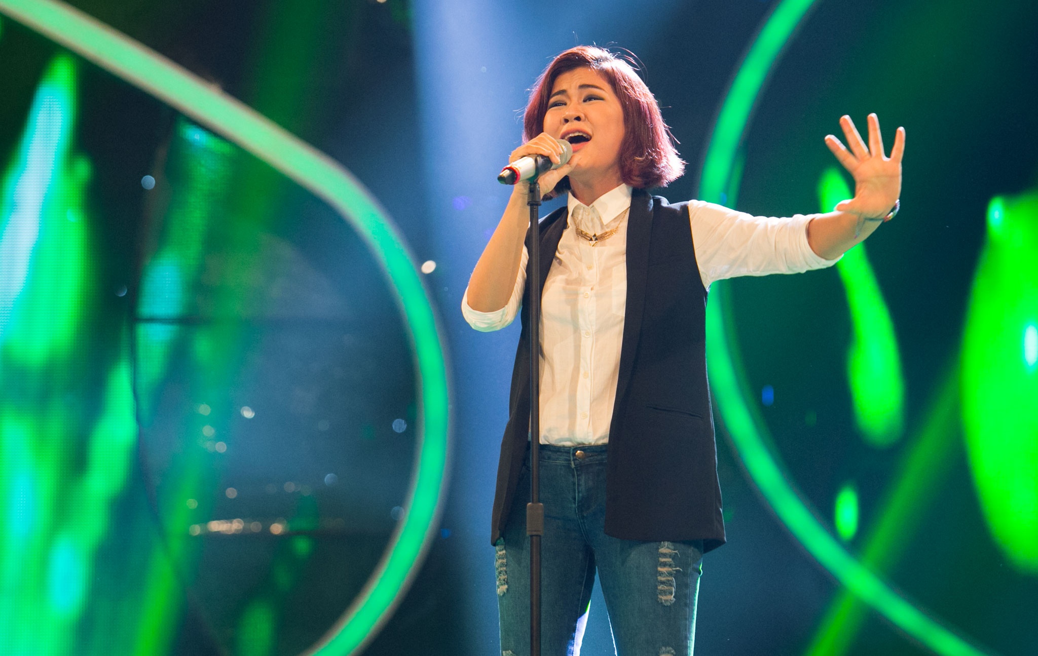 Cùng rơi vào nhóm “cầm đèn đỏ” với Vân Quỳnh, nhưng Hà Nhi may mắn thoát hiểm nhờ sở hữu lượng tin nhắn bình chọn nhỉnh hơn. Thí sinh 21 tuổi trình bày nhạc phẩm Yên bình của tác giả Nguyễn Hồng Hải.