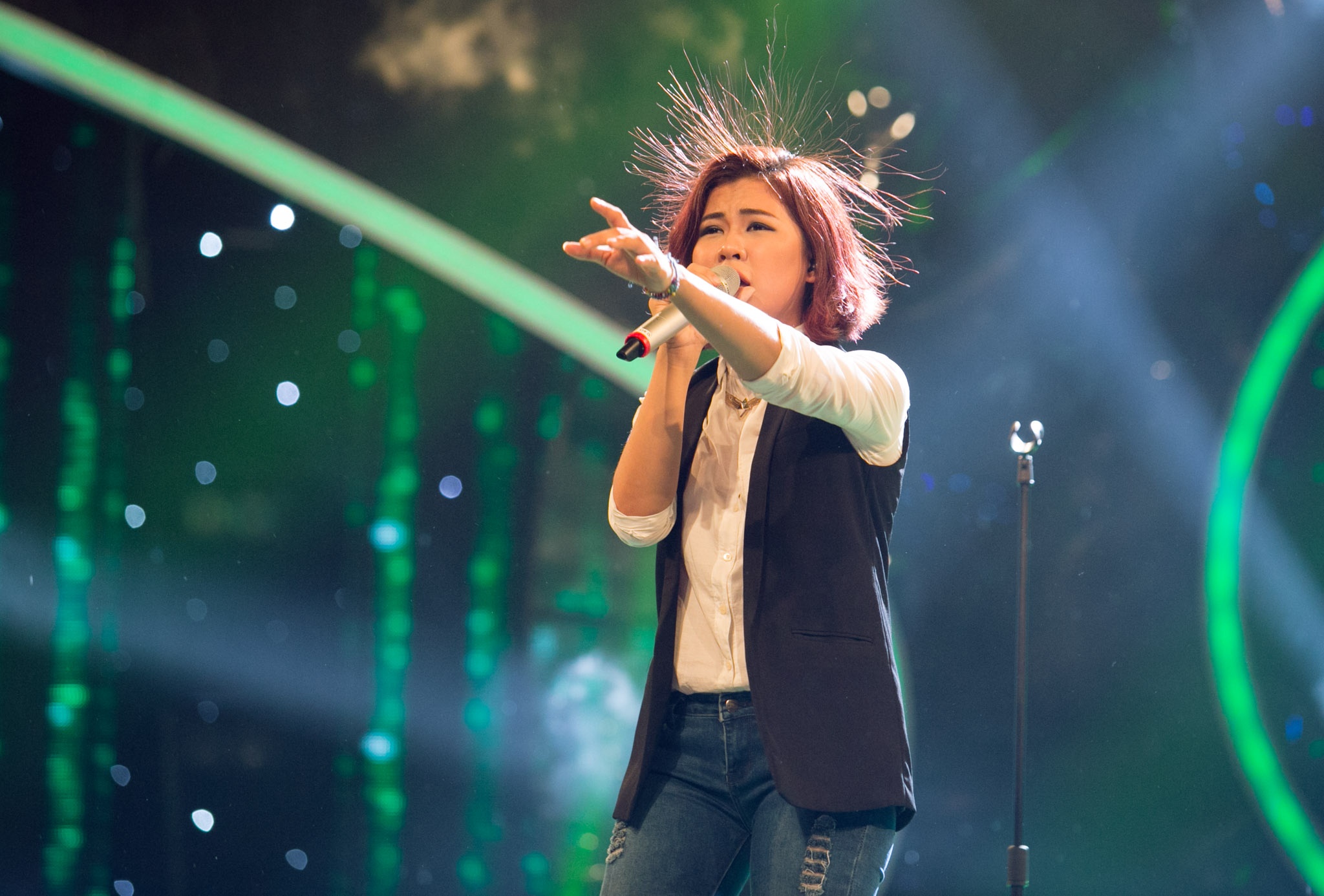 Giám khảo khách mời Tùng Dương đánh giá, Hà Nhi làm tốt, song chưa phá cách. Anh chỉ ra, cô không có sự thoải mái cần thiết trong lúc hát và một vài nốt cao bị chới với. Dẫu vậy, divo của làng nhạc Việt tin tưởng, nữ sinh ĐH Ngoại thương TP HCM sẽ thành công ở thể loại này, nếu biết trau dồi, cố gắng.