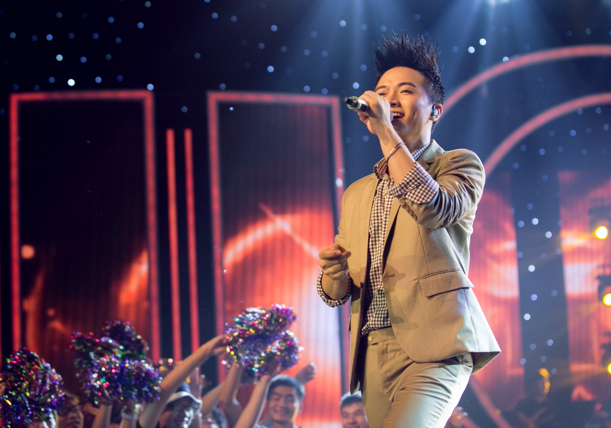 Minh Quân là thí sinh mở màn Gala 5. Anh có phần thi thành công nhất kể từ đầu chương trình khi hát Someone like you. Với tâm trạng thoải mái, thầy giáo trẻ tự tin chinh phục người nghe bằng chất giọng đẹp (sáng, vang, bắt micro). Ngoài ra, anh còn ghi thêm điểm qua những đoạn gằn giọng cá tính.