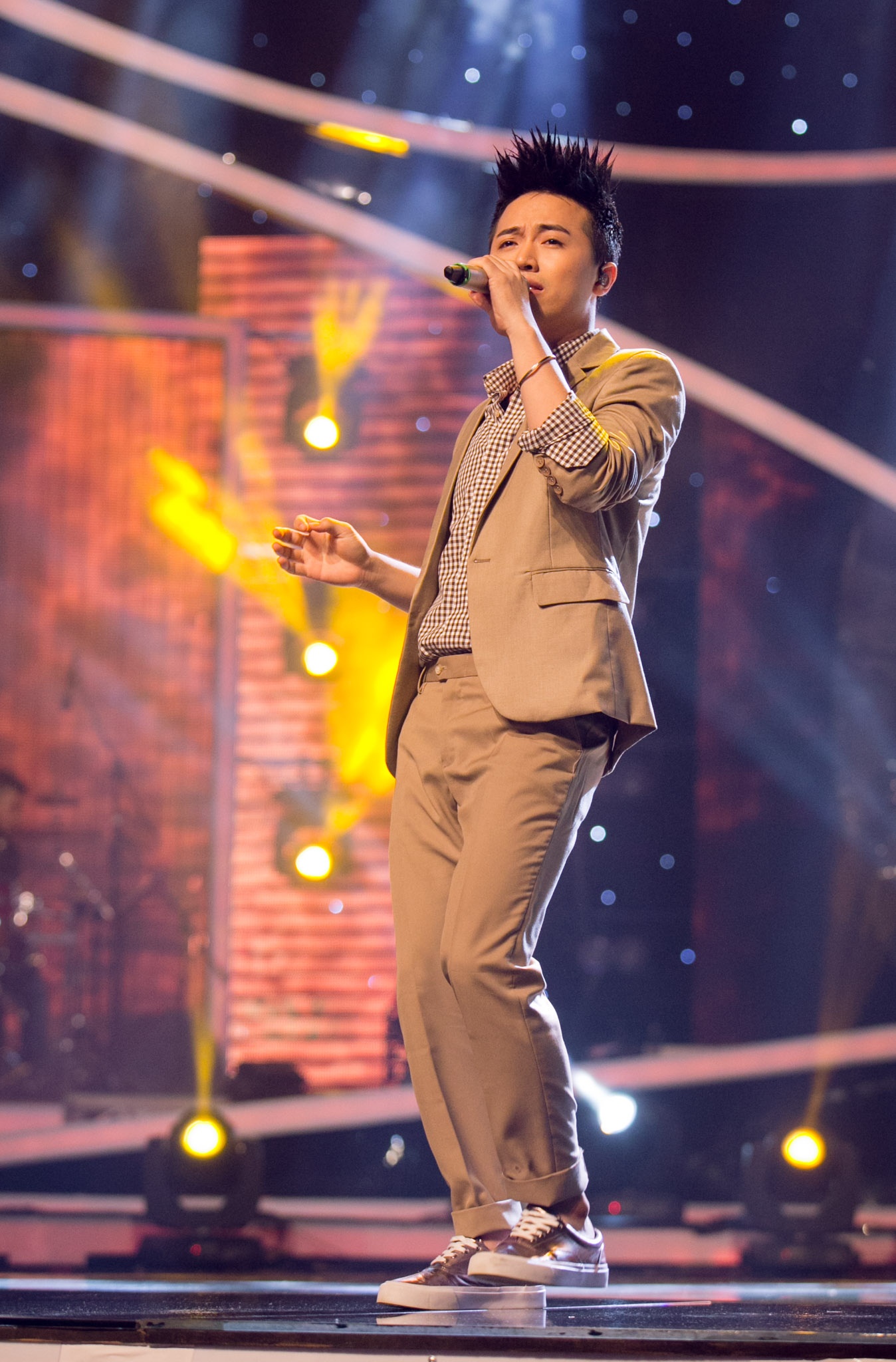 Nhận xét tiết mục, nhạc sĩ Thanh Bùi hào hứng bộc bạch, Minh Quân dần biết cách xử lý bài tinh tế hơn, thay vì lối hát đều đều và ngang như các đêm trước. Trong khi, đạo diễn Nguyễn Quang Dũng kết luận, đây mới chính là phong cách của chàng trai gốc Hà thành chứ chẳng phải sự phá cách.