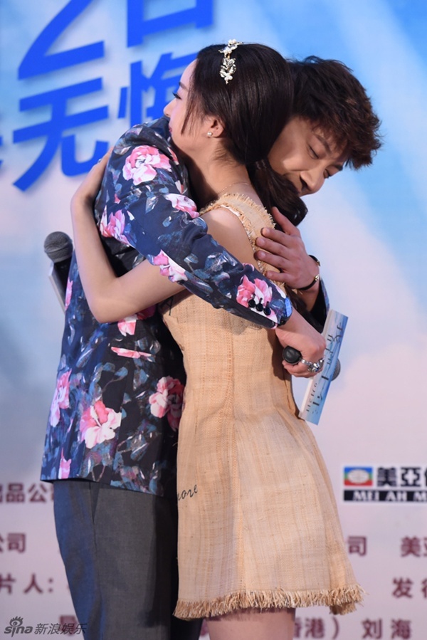 Họ gọi đây là cái ôm thân tình 10 năm.