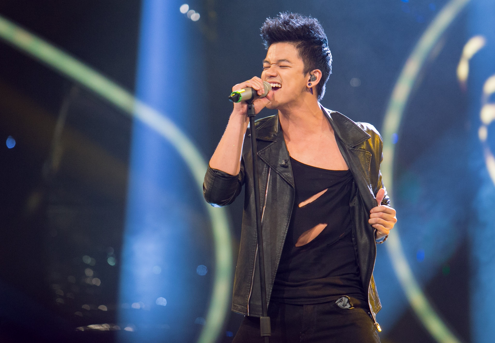 Thu Minh cho biết, các tiết mục của Trọng Hiếu luôn có yếu tố thưởng thức rất cao. Hot boy Việt kiều như một nghệ sĩ thực thụ hát trên sân khấu và không hề cho thấy bản thân là thí sinh đang đi thi. Bên cạnh đó, chị cũng bày tỏ, mình bị khó thở vì độ “nóng” chàng trai mang lại. Tuy nhiên, nữ giám khảo hy vọng Trọng Hiếu sẽ tập luyện để hát nhiều bài tiếng Việt, qua đó chinh phục thêm tình cảm, sự yêu mến của khán giả.