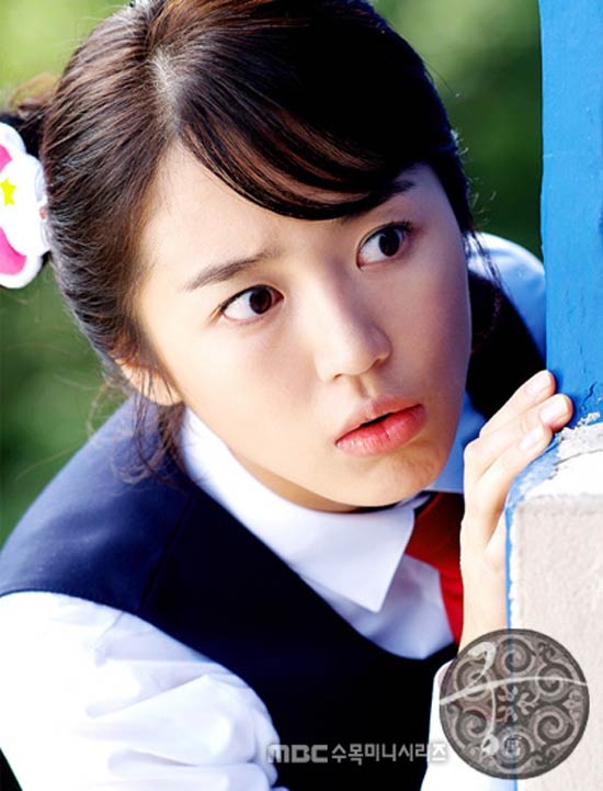 Thái tử phi Shin Jae Young (Yoon Eun Hye) trong phim Hoàng cung 1.