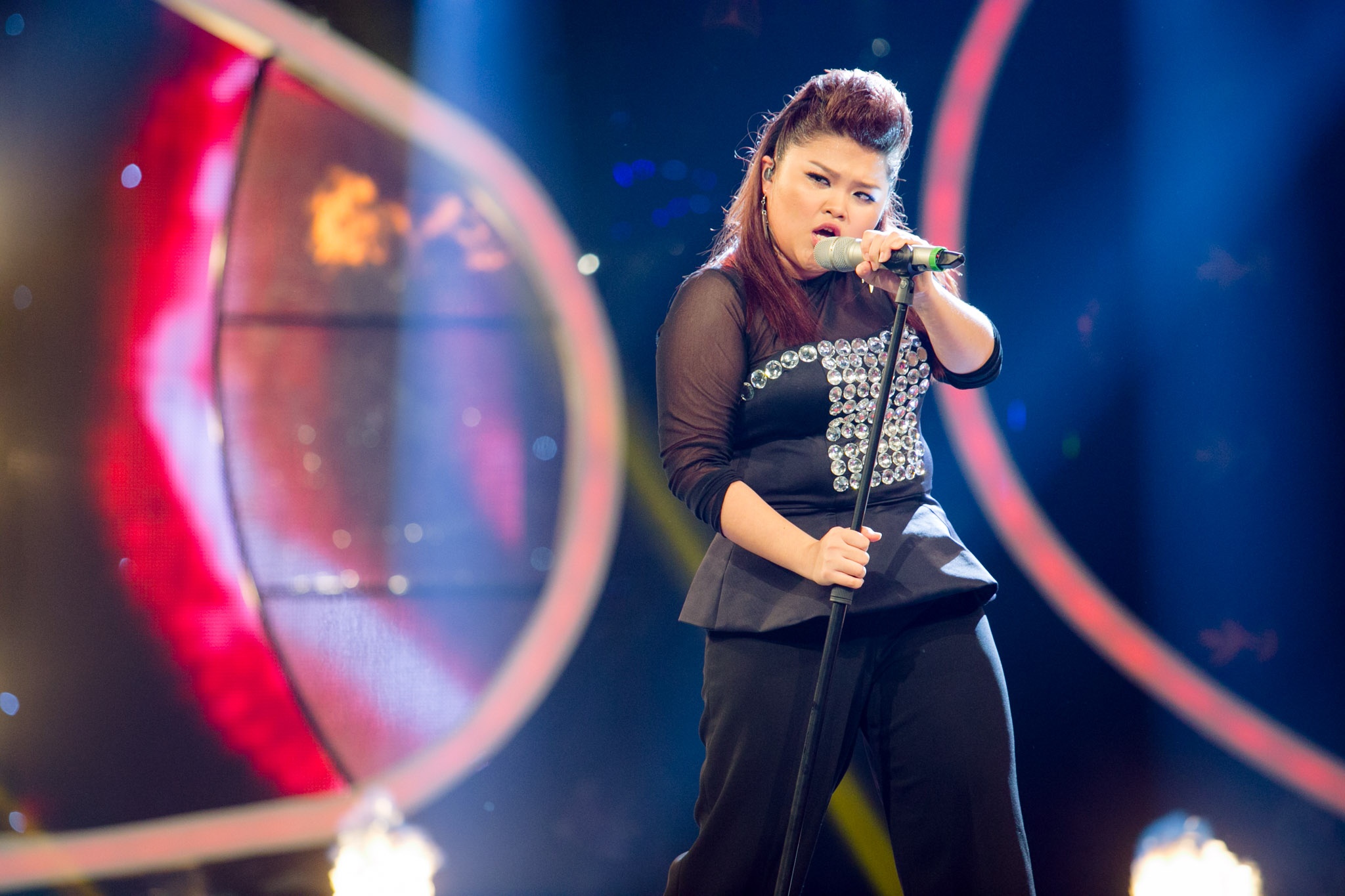 Bích Ngọc khép lại đêm thi cùng ca khúc Rơi (Hồ Hoài Anh). Cô gái mũm mĩm tiếp tục thể hiện phong độ ấn tượng bằng màn đốt cháy sân khấu cuồng nhiệt.