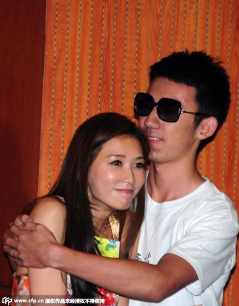 Anh tiến đến ôm chầm lấy thần tượng. Biểu cảm cừng đờ mặt vì xấu hổ của Lâm Chí Linh lọt vào ống kính.