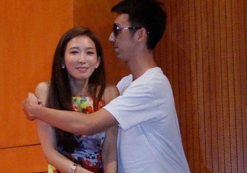 Lam Chi Linh cung do khi bi fan cuong om cham hinh anh