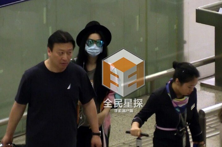 Chiều 6/7, trang Nam Đô đưa tin, Phạm Băng Băng mới đây khi vừa có mặt tại sân bay Phố Đông, Thượng Hải (Trung Quốc) để lộ tâm trạng thất thường. Ban đầu, cô và quản lý Mục Hiểu Quang vẫn bình thường, cười nói vui vẻ ra xe.