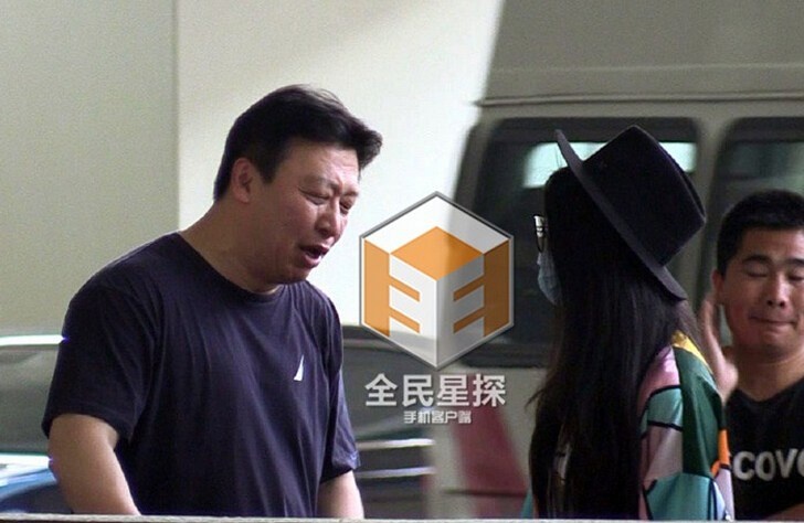 Nhưng không hiểu vì sao đột nhiên, hai người tranh cãi gay gắt. Mục Hiểu Quang không giữ được bình tĩnh liên tục nói rất to giải thích cho người đẹp.