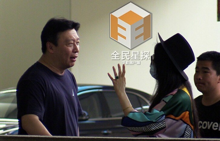 Thái độ Phạm Băng Băng không hề khoan nhượng khi cô giơ cao tay đối đáp khiến không khí khá nặng nề. 