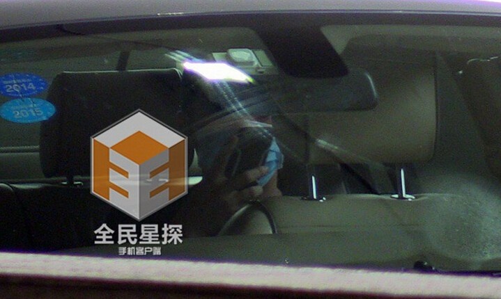 Khi anh ngồi trên xe chờ, dù nghe thấy tiếng tranh luận nhưng tài tử họ Lý cố tình không xuống xe để lên tiếng bảo vệ hay can ngăn người yêu. Nam Đô cho rằng, đây quả là tình huống khó xử cho Lý Thần khi đứng giữa Phạm và người quản lý quyền lực.