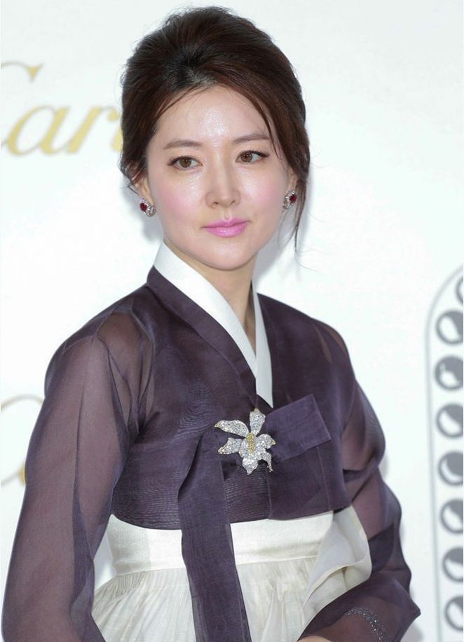 Đứng thứ hai là Lee Young Ae, kiều nữ tự nhiên một thời của Dae Jang Geum.