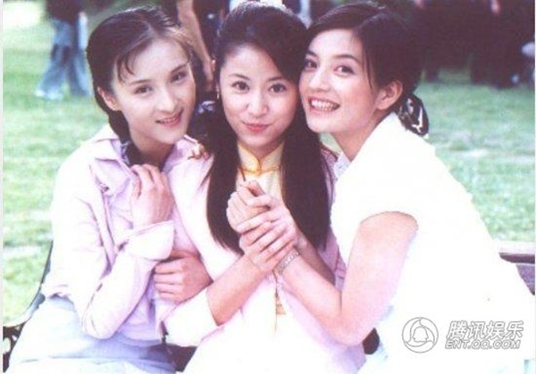 Mộng Bình (bên trái ngoài cùng) cùng Triệu Vy, Lâm Tâm NHư trong Tân dòng sông ly biệt.