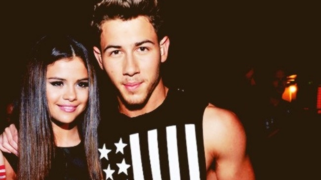 Selena Gomez bat ngo hen ho cung tinh cu Nick Jonas hinh anh