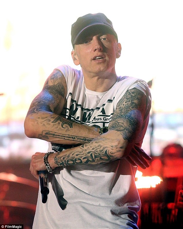 Cũng sở hữu gương mặt điển trai, rapper Eminem trông ngầu hơn nhờ 9 hình xăm. Đây cũng là cách để rapper ghi nhớ đến những người thân yêu, trong đó có cô con gái Hailie Jade. Ca khúc Bonnie & Clyde viết tặng Hailie cũng được Eminem khắc lên cơ thể. 