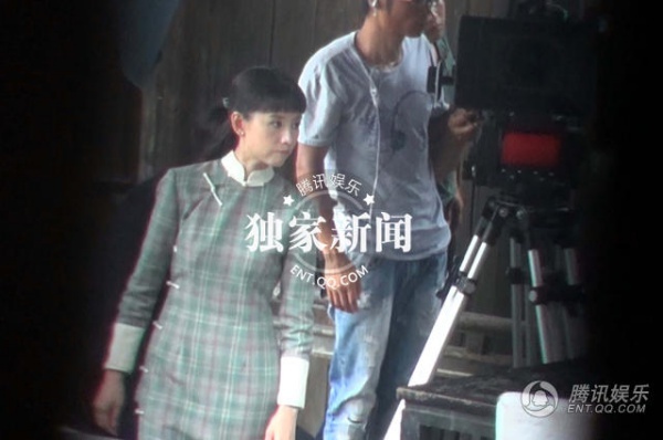 Gương mặt lộ nét già nua của Đổng Khiết. Cô bị đối xử phân biệt trông thấy so với bạn diễn nam.