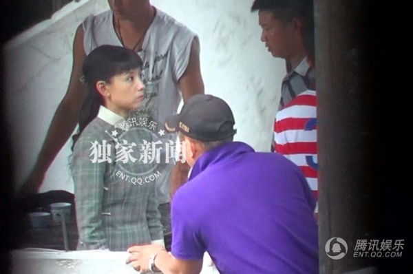 Nữ diễn viên tự mình thực hiện công tác trang điểm, thay đồ.