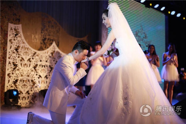 Hình ảnh hạnh phúc trong hôn lễ của ca sĩ Hoàng Dũng.