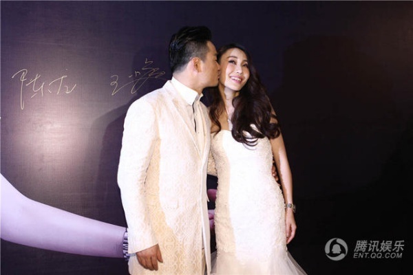 Trả lời phỏng vấn sau đó, nói về sự cố trong đám cưới, nam ca sĩ lên tiếng phủ nhận rạn nứt tình cảm giữa anh và vợ. “Đây là vấn đề do khâu tổ chức. Vốn chúng tôi thuê phòng tổ chức ở sảnh chính nhưng khách sạn lại chuyển địa điểm và cho một đôi vợ chồng khác thuê khu vực chúng tôi đặt nên cô ấy tức giận. Nhưng rất may, chủ khách sạn sau đó giải thích, nhận lỗi nên mọi chuyện không có xích mích gì nữa”.