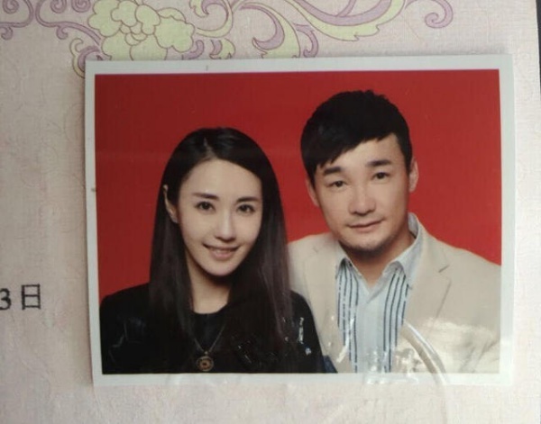 Hoàng Dũng sinh năm 1979 tại tỉnh An Huy (Trung Quốc). Anh không chỉ là ca sĩ mà còn là nhạc sĩ tài năng. Anh được chú ý nhiều khi tham dự The Voice Trung Quốc mùa đầu tiên năm 2012. Ngày 22/4, anh công khai chuyện đăng ký kết hôn với bạn gái lâu năm.