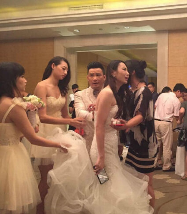 QQ đưa tin cho ngày, ngày 8/7, nam ca sĩ nổi tiếng của The Voice Trung Quốc - Hoàng Dũng tổ chức lễ cưới tại một nhà hàng ở Bắc Kinh. Không ngờ, lúc hôn lễ sắp diễn ra, cô dâu liên tục la hét bên ngoài sảnh chính. Rất nhiều người nghe thấy giọng cô dâu vọng vào trong: “Không làm cho xong chuyện này, tôi không kết hôn, tôi nói cho các người biết điều đó. Nghe cho kỹ đi”.