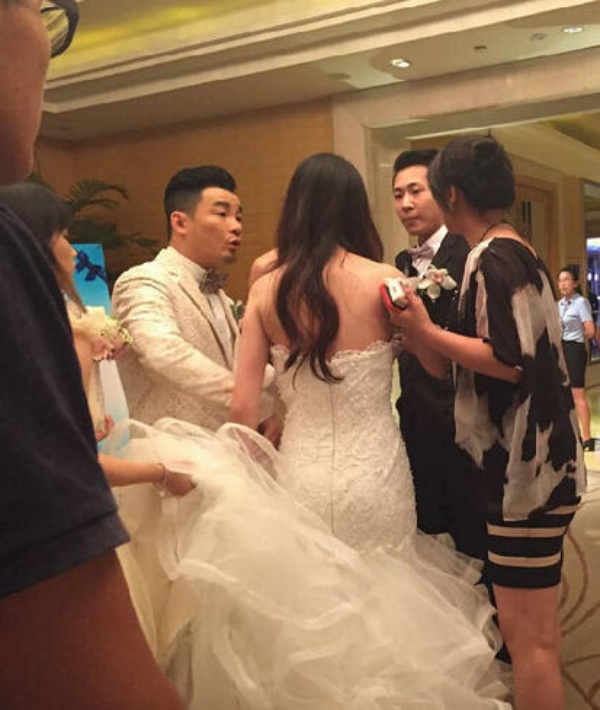 Khi mọi người tiến ra ngoài chứng kiến cảnh cô dâu đang khóc lớn và la hét, chú rể Hoàng Dũng (áo trắng) có vẻ bất lực phân bua. 