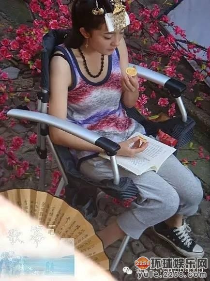 Đoàn làm phim Mỹ nhân tâm kế từng gây sốt khi đăng tải ảnh Dương Mịch gần như chỉ mặc đồ ngủ, bỏ sạch trang phục cổ trang vì…quá nóng.