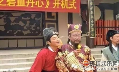 “Bao Công” Kim Siêu Quần mang theo quạt nhỏ bên người, “Triển Chiêu” Hà Gia Kính nhắng nhít bên cạnh.