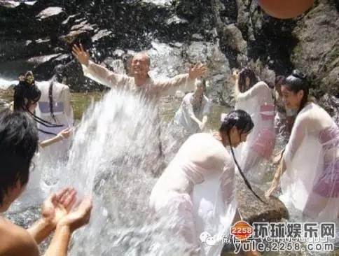 Huỳnh Hiểu Minh và dàn giai nhân trong Tân lộc đỉnh ký đùa nghịch dưới nước thả phanh để giảm nóng.