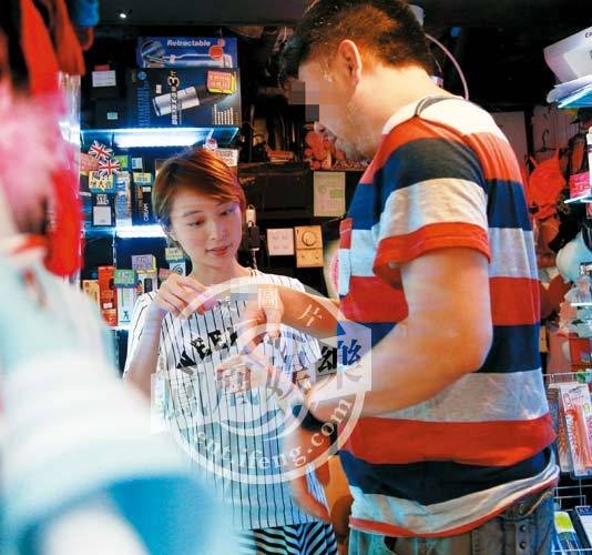 Dương Tư Nhã hướng dẫn tỉ mỉ cho khách hàng.