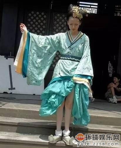 Một khoảnh khắc giai nhân giải tỏa cái nóng trên phim trường Hoành Điếm.