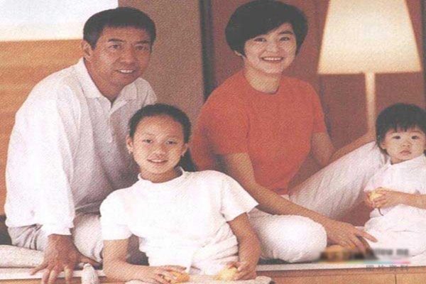 Thương gia Hình Lý Nguyên đứng thứ 310 trong danh sách những người giàu nhất thế giới do tạp chí Forbes vào  năm 2013. Khối tài sản của ông hiện tại vào khoảng gần <abbr class=