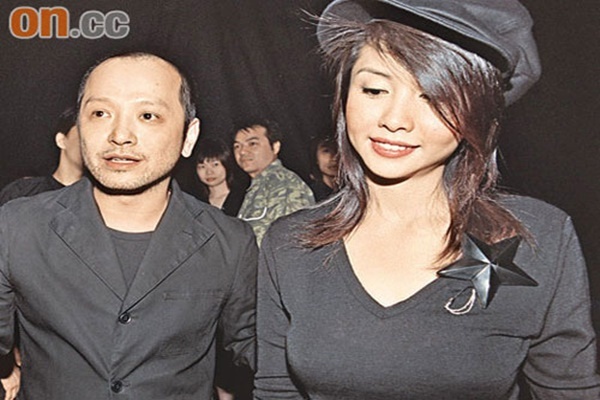 Để làm vui lòng vợ, Thẩm Gia Vỹ sẵn sàng “chi mạnh” để mua xe xin, mua nhà biệt thự, tặng một cửa hàng trị giá hơn 100 triệu đô Hong Kong, đồng thời chuyển nhượng cho Khưu Thục Trinh cổ phiếu IT có giá trị ước tính hơn 200 triệu đô Hong Kong..