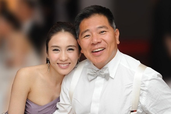 Đầu năm 2009, Lê Tư tuyên bố kết hôn với tỷ phú tàn tật Mã Đình Cường, hơn cô 15 tuổi. Tháng 7 năm 2010, khi Lê Tư sinh hạ con gái đầu lòng, tỷ phú Đình Cường đã mua tặng người đẹp “Thâm cung nội chiến” một chiếc du thuyền có giá lên đến gần <abbr class=