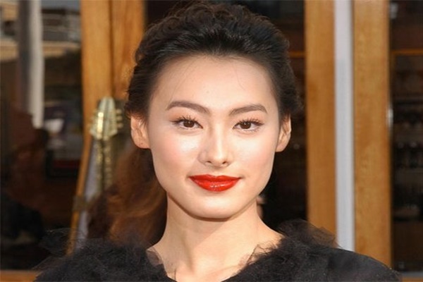 Sau này khi “đường ai nấy đi”, Lương Lạc Thi còn được Lý Trạch Giai tặng lệ phí chia tay lên đến 500 triệu đô Hong Kong, cùng 2 căn nhà ở San Francisco, Mỹ, 1 lâu đài ở Cananda và vô số cổ phiếu, tiền mặt, trang sức.