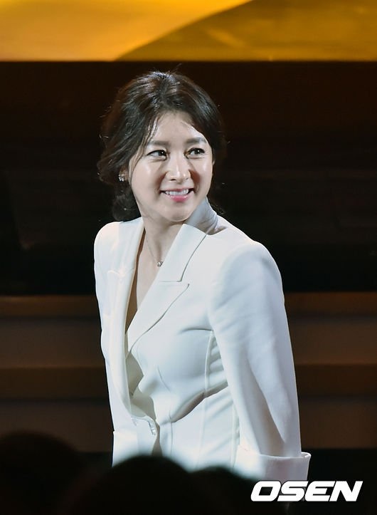 Truyền thông cùng dư luận nhận định đêm chung kết vừa rồi, Lee Young Ae mới là gương mặt nổi bật. Ở tuổi 44, nàng Dae Jang Geum năm nào không khác xưa là bao.