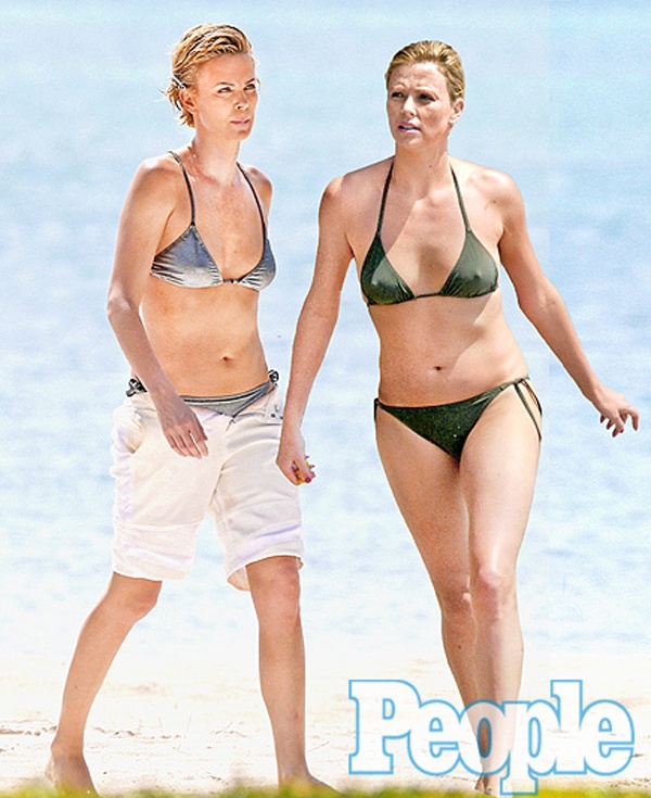 Minh tinh Mad Max Charlize Theron được ngưỡng mộ nhờ thân hình khỏe khoắn, đầy sức sống dù sắp bước sang tuổi 40. Trong buổi chụp ảnh ở Miami (ảnh trái), nữ diễn viên diện bikini, khoe thân hình săn chắc không khác là mấy so với thời điểm cách đây 10 năm (ảnh phải). 