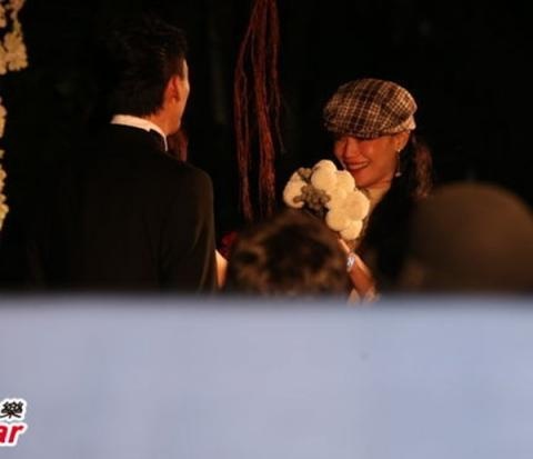 Nhưng không ngờ, vợ Trương Chấn không tung hoa cưới mà lại gọi đích danh Thư Kỳ lên sân khấu tặng hoa. Cùng với đó, cô gửi lời nhắn nhủ “sớm ngày tìm được hạnh phúc”. Thư Kỳ đã khóc và ôm Trang Văn Như khi nhận được hoa. Hình ảnh này khiến toàn bộ khách mời xôn xao. Nguồn tin cho hay, nữ diễn viên U40 cảm thấy tủi thân trong đám cưới tình cũ. Đến giờ khi nói lại về đám cưới Trương Chấn, Thưu Kỳ đều né tránh trả lời.