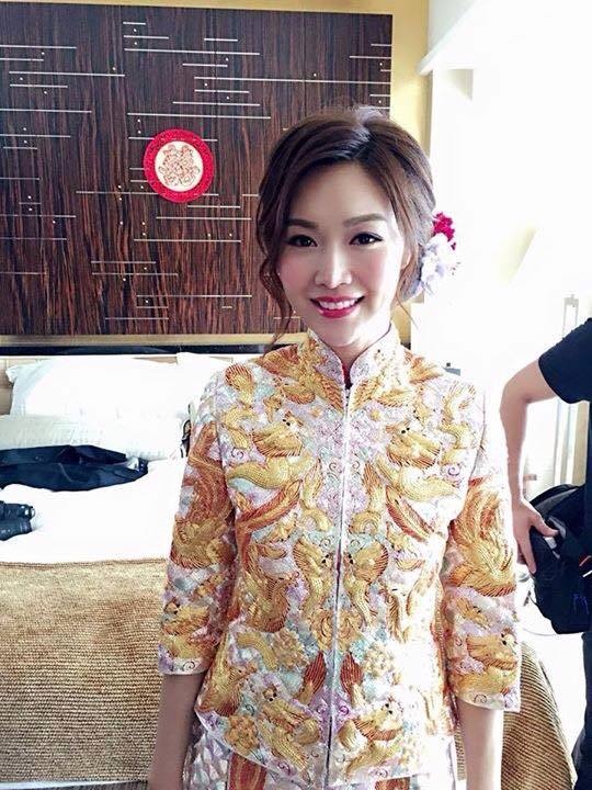 Trang phục mạ vàng của Diệp Thúy Thúy trong lễ hỏi tại nhà riêng vào sáng 11/7.