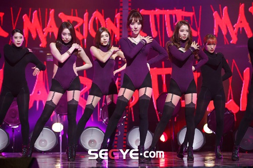 Mới ra mắt được 4 năm nhưng Stellar nhận nhiều gạch đá vì thời trang thiếu vải táo bạo. Stellar là một trong những nhóm nữ tiên phong đưa phong cách áo tắm vào màn trình diễn. 