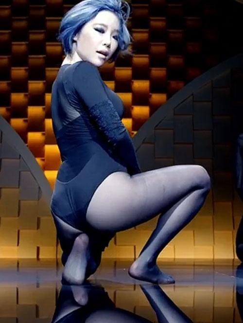 Với trang phục ảnh hưởng từ bikini một mảnh, nữ ca sĩ mặc thêm quần tất, tránh gây phản cảm.