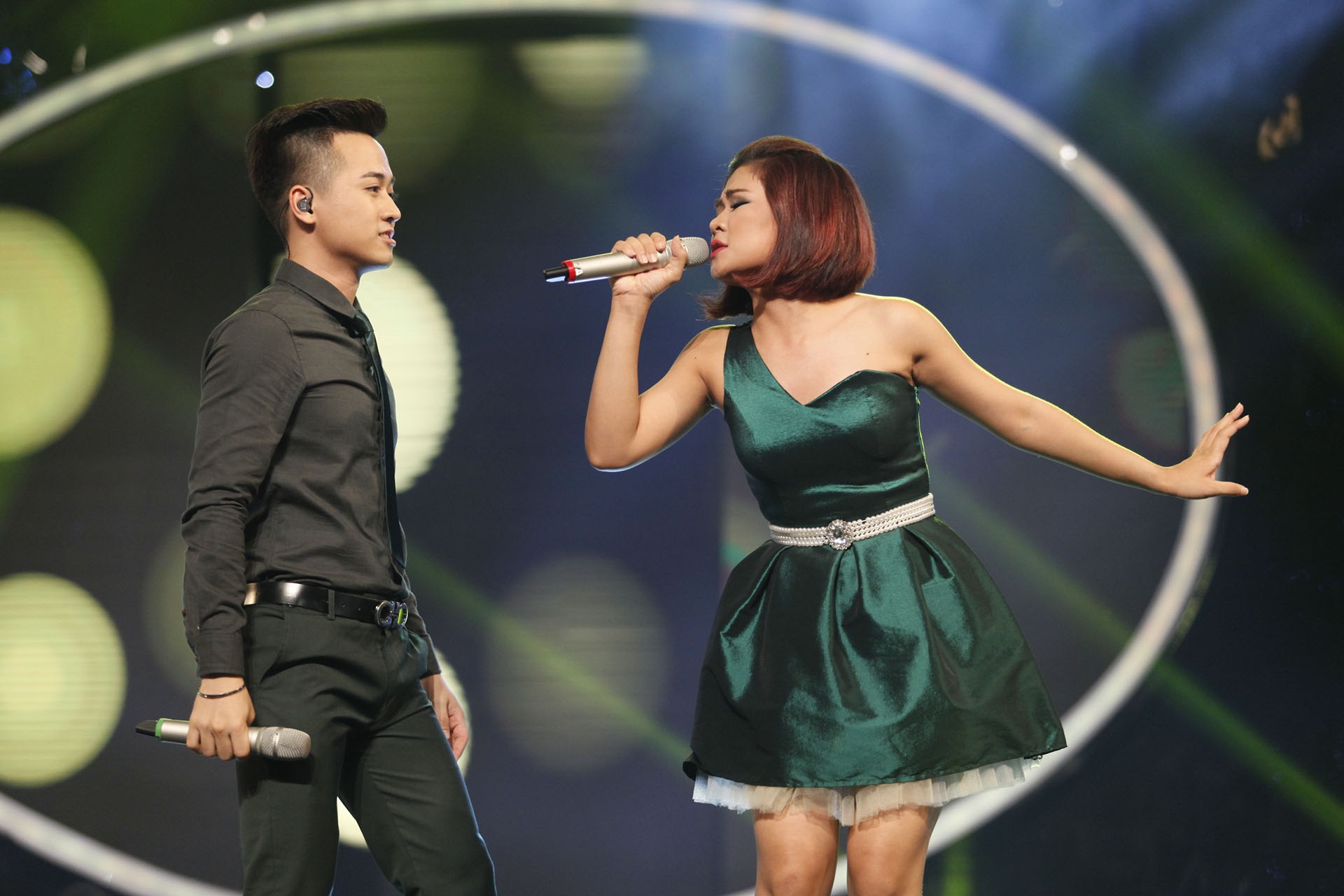 Hà Nhi kết hợp cùng Minh Quân trong phần trình diễn thứ hai Can’t take my eyes off you. Họ như “cá gặp nước” khi cả hai đều hát tốt tiếng Anh