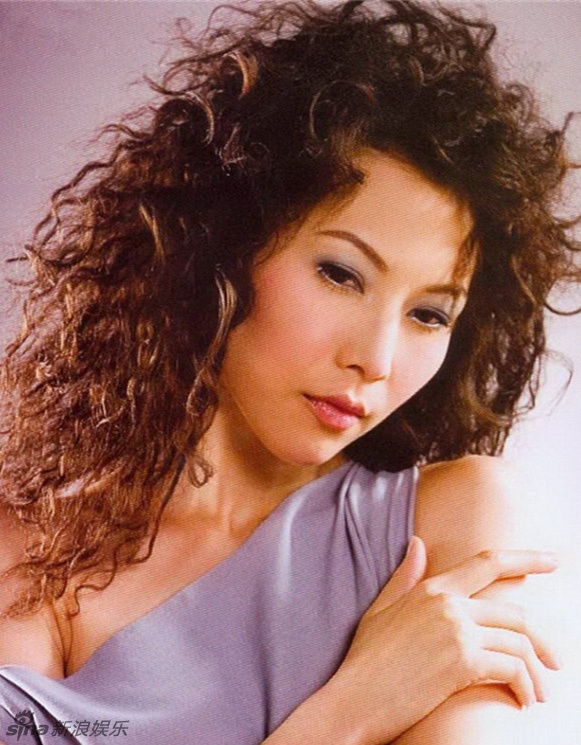 Nữ diễn viên ngoài 40 tuổi chia sẻ, cô lớn lên trong gia đình đổ vỡ nên rất hiểu sự đau khổ của con trẻ khi bố mẹ chia tay. Vì thế, đối với cô, nâng niu tổ ấm mới là điều quan trọng nhất.