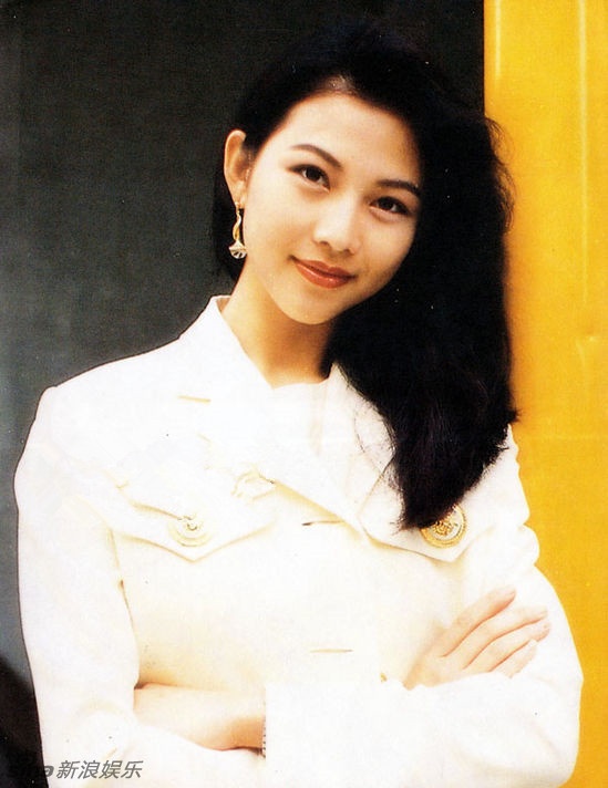 Khoảng năm 2000, cô tuyên bố không liên quan đến các khoản nợ của mẹ và buộc phải cắt đứt quan hệ mẹ con vì chủ nợ quá nhiều.