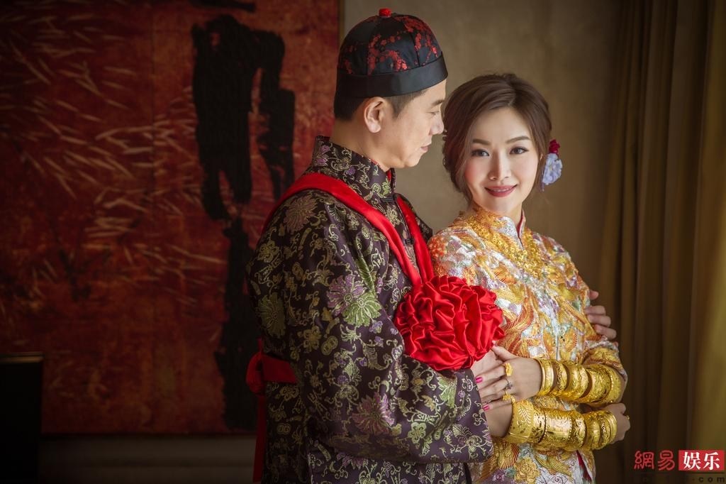 Người đẹp từng đính hôn với chồng Triệu Vy - Huỳnh Hữu Long. Ngoài ra, cô bị tiếng “đào mỏ người tình”. Trong thời gian yêu Huỳnh Hữu Long, đại gia này từng chi mua cho cô hai căn biệt thự sang trọng. Sau khi chia tay, Diệp Thúy Thúy hẹn hò với hai doanh nhân khác và đều “moi tiền” từ họ. 