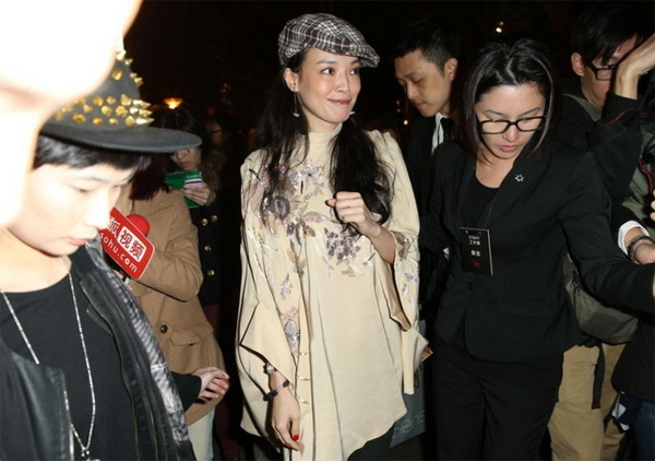 Thư Kỳ - tình cũ của Trương Chấn cũng có mặt trong đám cưới chúc mừng anh. Cô đến với trang phục đơn giản, trang điểm nhẹ nhàng, cả buổi tiệc cô không trò chuyện với truyền thông. QQ cho hay, Thư Kỳ ngày hôm đó không muốn gaa sự chú ý. 